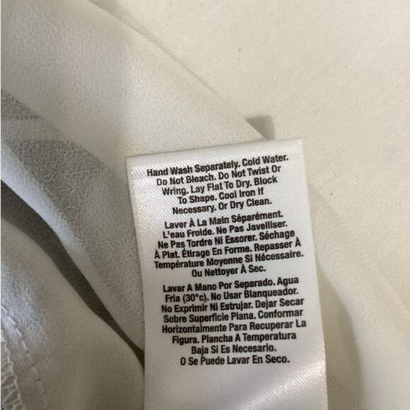 DKNYC Blouse Top Women’s Size Medium Color Black White Floral Pattern - Picture 10 of 10